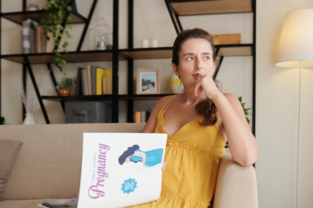 Photo worried pregnant woman with book