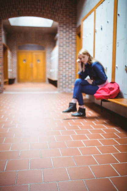 頭に手を置いている心配している学生