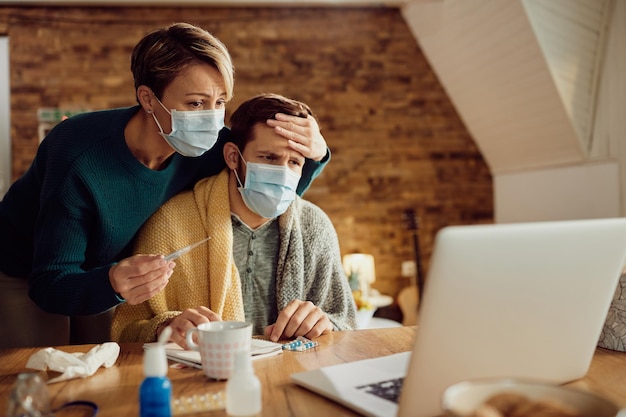 코로나바이러스 전염병 동안 아픈 남편에 대해 온라인으로 의사와 상담하는 걱정스러운 아내