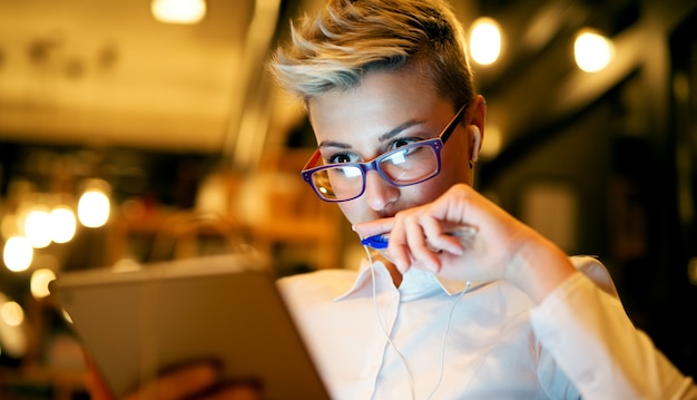 Worried young woman looking at tablet