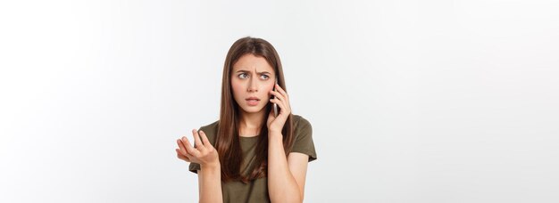 Foto giovane donna preoccupata sembra nervosa femmina è nervosa mentre parla al telefono si sente frustrata e preoccupante persona concetto di telefonata