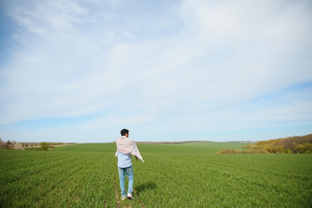 Preoccupati meno dell'agricoltore indiano in piedi nel suo campo di grano sano