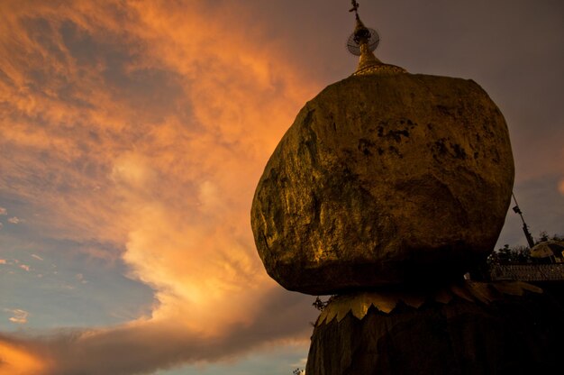 Photo the worshiping golden rock in last light of the day