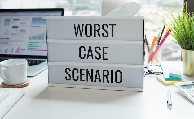 Worst case scenario tekst op bureautafel businessplan en oplossing