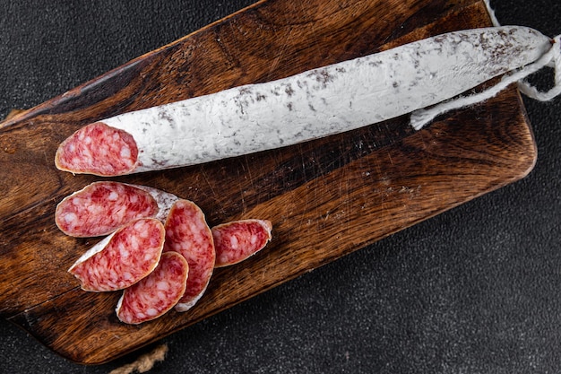 worst Fuet gezouten vlees maaltijd eten snack op tafel kopie ruimte voedsel achtergrond rustiek bovenaanzicht