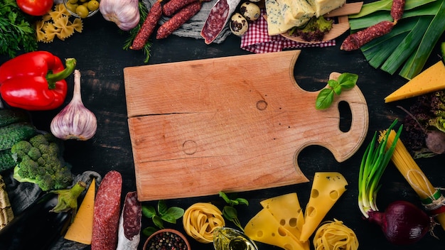Worst, kaas en groenten Assortiment van voedsel Op een houten achtergrond Bovenaanzicht Kopieer de ruimte