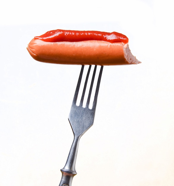 Worst met ketchup op metalen vork