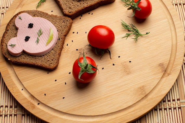 Worst met zwart brood en tomates op de houten achtergrond