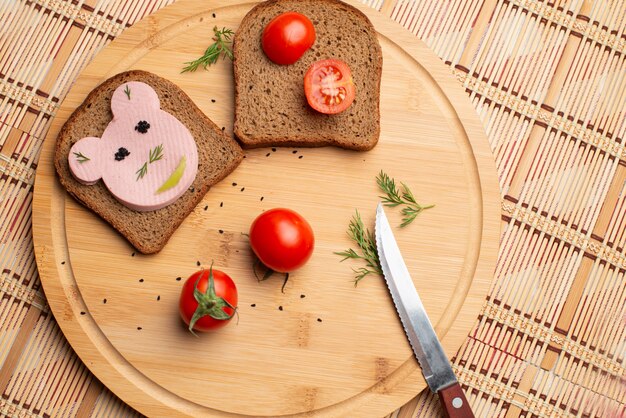 Worst met zwart brood en tomates op de houten achtergrond