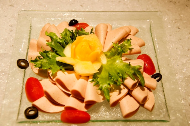 Worst varkensvlees bolognese geserveerd met verse groente bij voedsel buffet service voor mensen serveren in restaurant van Hotel in Thailand