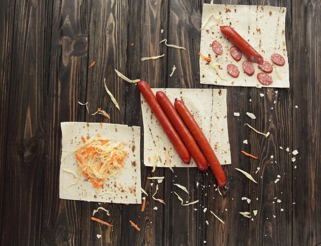 Worsten en salade op stukjes lavashphoto met kopieerruimte