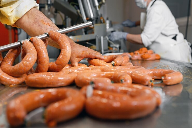 Foto worstenproductie in de vleesverwerkingsfabriek