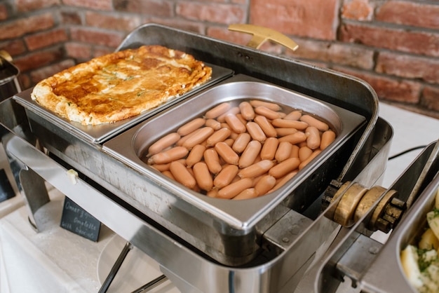 Worstjes in schaal aan de buffettafel