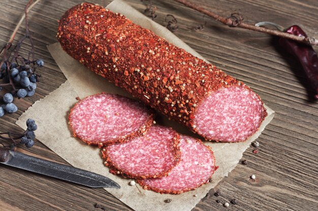 Worstsalami en plakjes op oude houten tafel