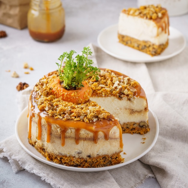 Foto wortel cheesecake met walnoten en karamel en een fluitje van een cent