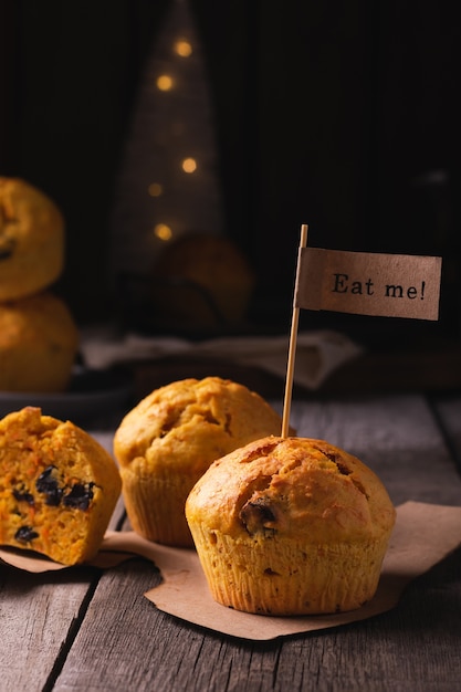 Wortel cupcakes met pruimen op een houten tafel.