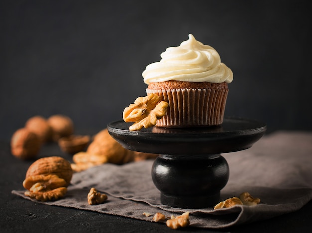 Wortel cupcakes of muffins met noten op zwart