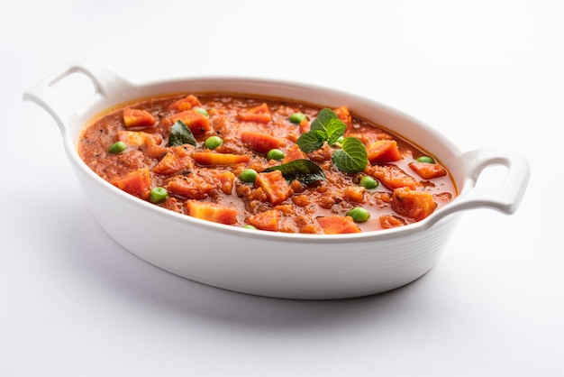 Wortel Curry of Garar Jus sabzi gemaakt met tomatenpuree en kruiden, geserveerd in een kom