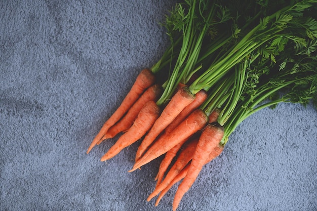 Wortel op tabelachtergrond Verse en zoete wortelen voor het koken van voedsel, fruit en groenten voor gezondheidsconcept baby wortelen bos en blad