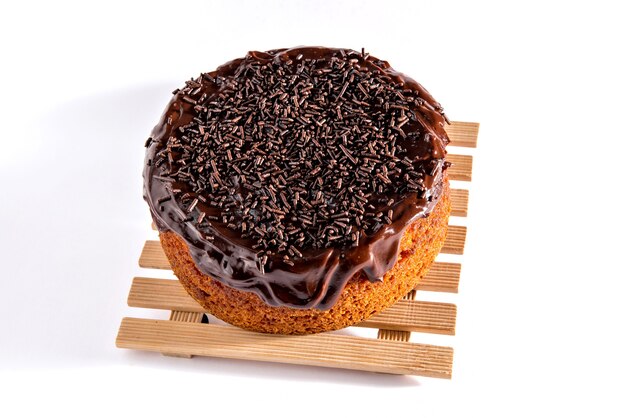 Wortelcake met chocoladesuikerglazuur. Braziliaanse worteltaart. Witte achtergrond.