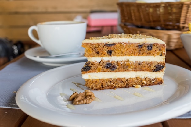 wortelen en pompoencake met koffieroom in een snee op de plaat. Heerlijke gesneden worteltaart