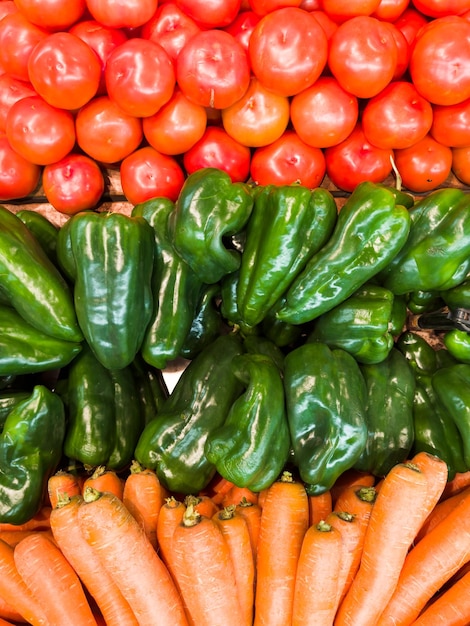 Wortelen Paprika's Chayote Tomaten vers in de supermarkt Groenten en fruit blootgesteld voor de consument om te kiezen Bovenaanzicht