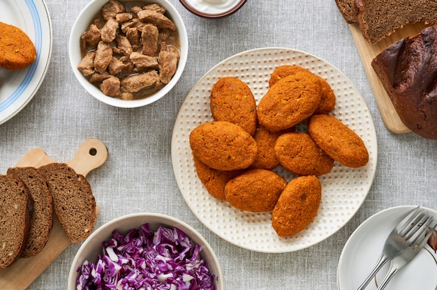 Wortelkoteletten en snacks op een grijze achtergrond