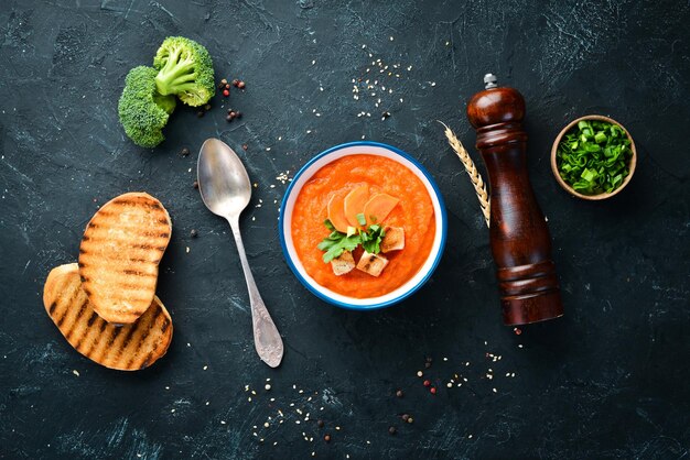 Wortelpureesoep met toastbrood Dieetvoeding Bovenaanzicht Gratis kopieerruimte