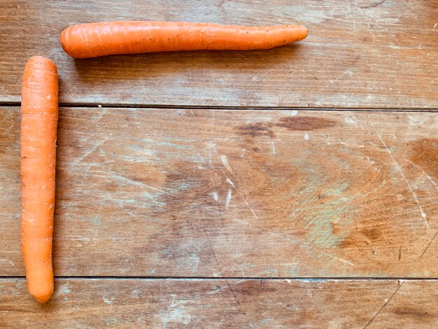 Foto wortels tegen een houten textuur