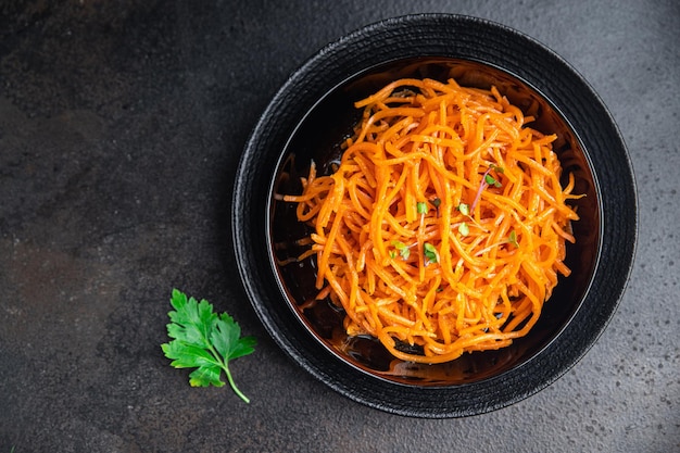 Wortelsalade verse groente bèta-caroteen pittige kruiden gezonde maaltijd eten snack op tafel