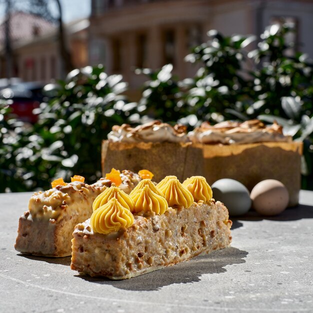 Worteltaart van duindoorn, ganache van witte chocolade en ananas