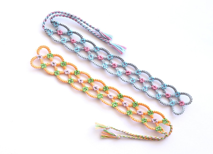 Photo 白に結び目が付いた刺繡の明るい糸で手作りされたdiyの友情のブレスレット