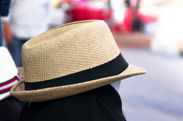 Foto cappello fedora tessuto sul mercato di strada