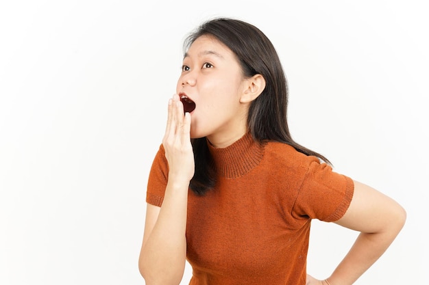 WOW en geschokte gezichtsuitdrukking van mooie Aziatische vrouw die op witte achtergrond wordt geïsoleerd