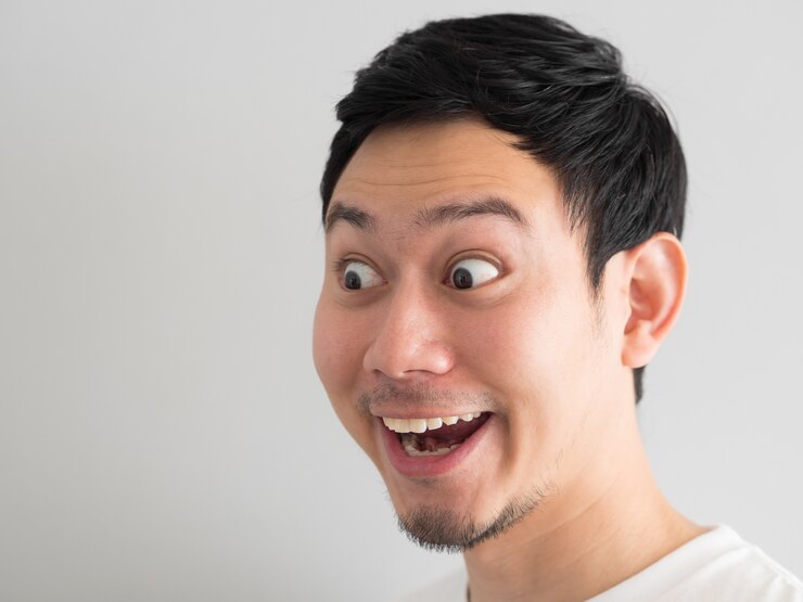 Photo ハッピーアジア人の頭のショットのうわーの顔。