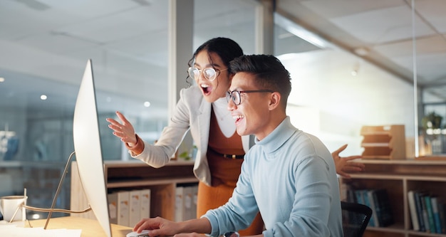 Foto wow gelukkige en zakelijke mensen met succes in teamwerk samenwerking of ondersteuning voor prestaties op kantoor werknemers winnen en vieren samen voor feedback over projectdoelen of doel