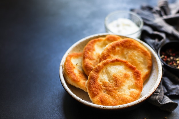 Avvolgere tortillas di pane piatto con farina e acqua langos casalinghi