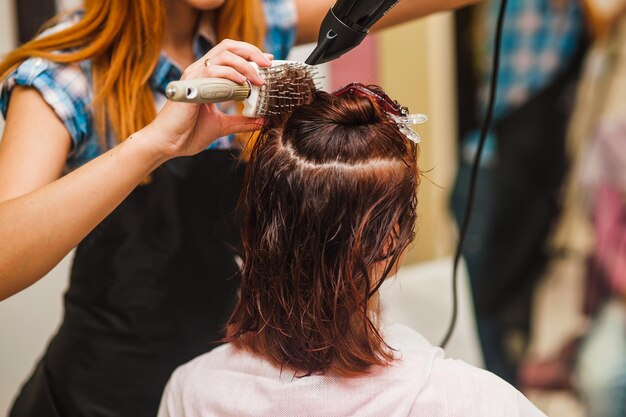 美容師のヘアアイロンを包むヘアアイロン