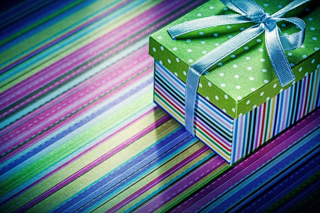 사진 줄무늬 식탁보 축하 개념에 선물이 있는 포장된 마분지 상자