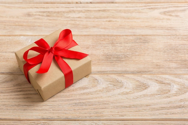 ラップされたクリスマスまたは他の休日の手作りのプレゼントをクラフト紙に色付きのリボンでプレゼントボックスの装飾をテーブルトップビューにコピースペースでプレゼント