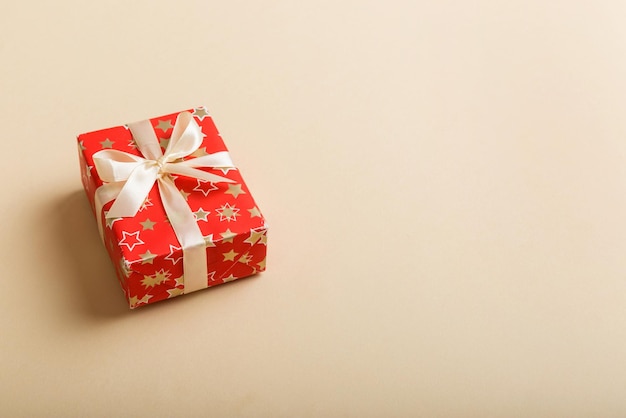 컬러 리본이 있는 종이에 포장된 크리스마스 또는 기타 휴일 수제 선물 복사 공간이 있는 테이블 상단 보기에 선물 상자 장식