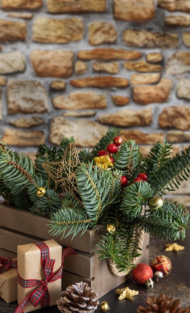 クリスマスの装飾松ぼっくりと緑のモミの枝の近くに包まれたギフト ボックス