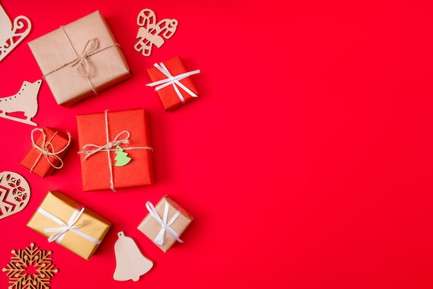 Упакованные подарки и рождественские украшения