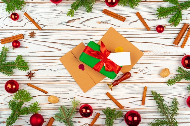크리스마스 휴일 장식 평면도와 나무에 선물 포장