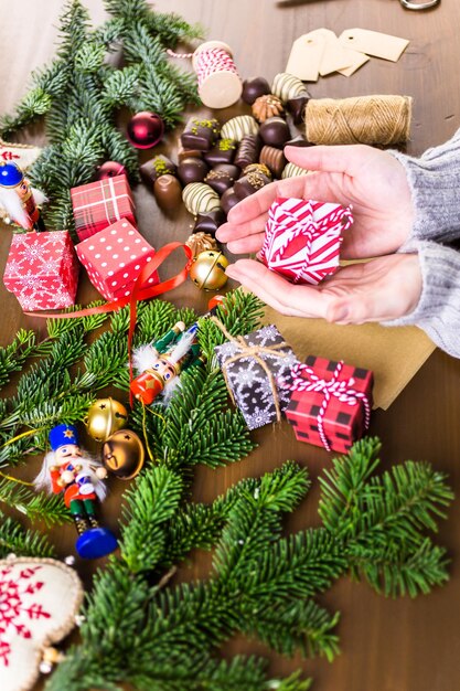 크리스마스 선물을 위해 작은 상자에 여러 초콜릿을 포장합니다.