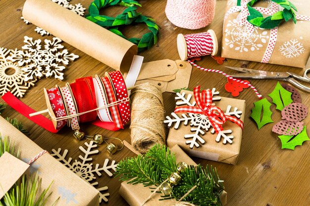 집에서 빈티지 스타일로 재활용된 갈색 종이에 크리스마스 선물을 포장하세요.