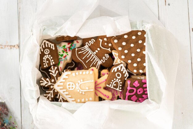 수제 진저 브레드와 설탕 크리스마스 쿠키를 선물로 포장합니다.