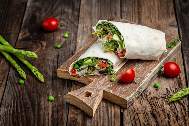 Wraps met kip en asperges, avocado, tomaten, doperwten, kaas en tartaar