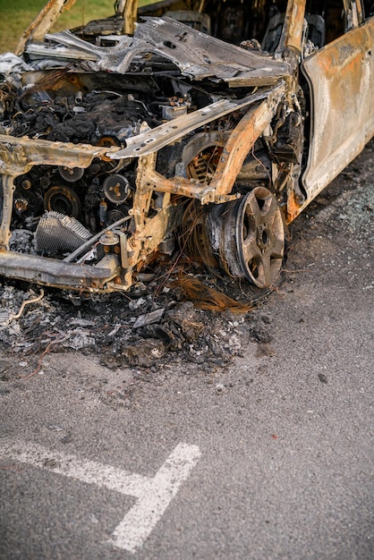 道路脇に燃えた車の残骸