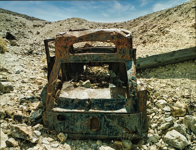 Wreck Car op Rocky Field Foto